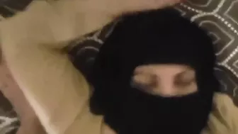 عربيه منقله واخده الزب في بوقها وتحطه في كسها كامل