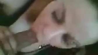 مصريه جسمها فاجر بتمص في الزب وتاخده كله في كسها