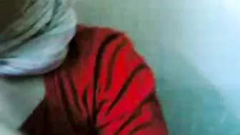 فلاحه بالحجاب الابيض زميلها بيطلع بزازها ويرضع