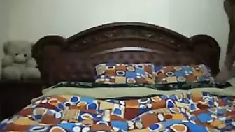 لبوه عربيه مع عشيقها على السرير بتمص زبه وينيكها جامد