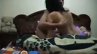 لبوه عربيه مع عشيقها على السرير بتمص زبه وينيكها جامد