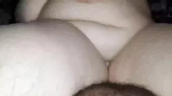 بت مصريه جامده مصت الزب وبتاخده على بزازها وفي كسها