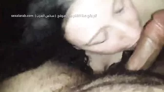 بت مصريه جامده مصت الزب وبتاخده على بزازها وفي كسها