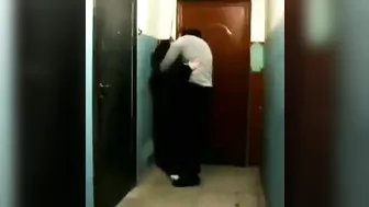 لبوه بتاخد زب جارها في بوقها وطيزها على الواقف وبتتفضح