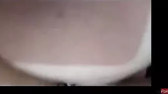 مصريه فرسه الزبون بيلحس كسها ويفشخها بكل الاوضاع