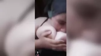 فلاحه مصريه بتفشخ كسها فرك وتعرض بزازها لعشيقها