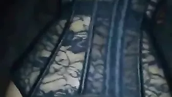 بنت عربيه جميله بترفع طيزها والزب بيدخل كله فيها