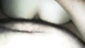 بنت عربيه جميله بترفع طيزها والزب بيدخل كله فيها