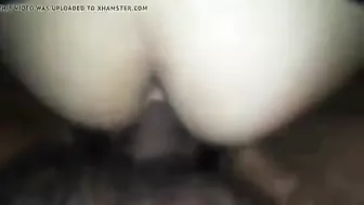 بنت عربيه جميله بترفع طيزها والزب بيدخل كله فيها