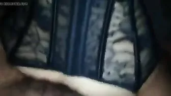 بنت عربيه جميله بترفع طيزها والزب بيدخل كله فيها