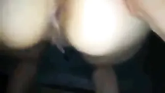 بنت عربيه جميله بترفع طيزها والزب بيدخل كله فيها