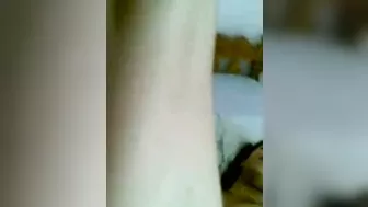 قحبة مغربية بتمص الزب وتتناك بكل عنف على سريرها