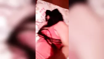 مغربيه اخوها بيلعب في طيزها الكبيره ويصورها على سريرها