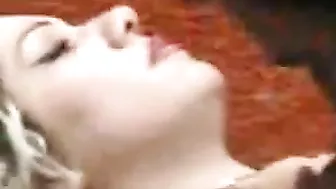 قحبة عشيقها بيلحس في بزازها وينيكها بعنف