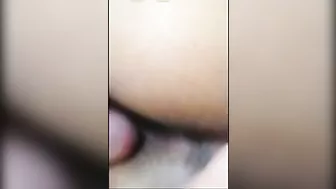 رجل غني ينيك طيز عراقية طرية بالمال ويصورها