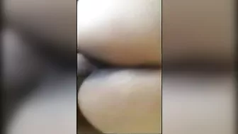 رجل غني ينيك طيز عراقية طرية بالمال ويصورها