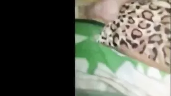 قحبه عراقيه تفتح كسها لحبيبها وتقوله دخله شوي شوي