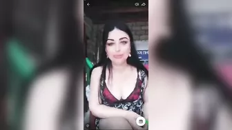 عراقية بتعرض جسمها في مكالمة مع حبيبها وتتفضح