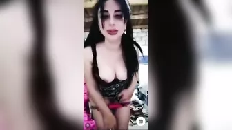عراقية بتعرض جسمها في مكالمة مع حبيبها وتتفضح