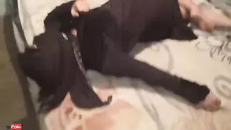 منقبة خليجية بتلعب في كسها قبل نيكها من عشيقها