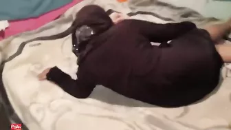 منقبة خليجية بتلعب في كسها قبل نيكها من عشيقها