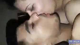مصرية راكبه زب حبيبها ونازله فيه بوس واحضان وتتفضح