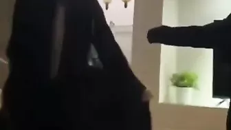 منقبة سعودية بتركب على زب زوج صديقتها وتبلعه كامل