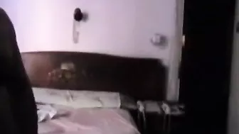 ملبن مصريه عشيقها واخدها على السرير ومش راحم كسها