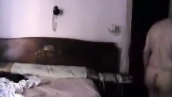 ملبن مصريه عشيقها واخدها على السرير ومش راحم كسها