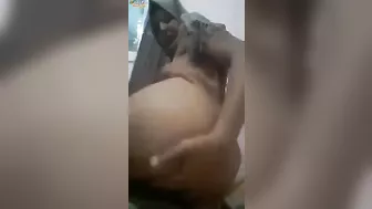 بت محجبه بتعرض طيزها وتنيك نفسها بالجزره الكبيره