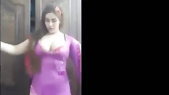 رقص متناكه مصريه بجسم جامد بتهز بزازها الكبيره