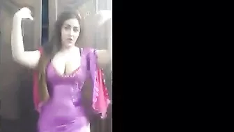 رقص متناكه مصريه بجسم جامد بتهز بزازها الكبيره