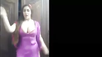 رقص متناكه مصريه بجسم جامد بتهز بزازها الكبيره