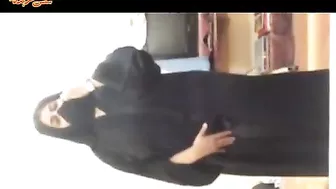 منقبة سعودية حبيبها يصورها وهي تعرض جسمها المربرب