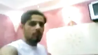 ممحونة خليجية بان عمها يصورها وينيكها بكل الاوضاع