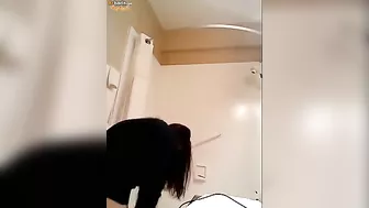 بت عربيه ملبن على الاخر قالعه هدومها وتعرض البزاز الملبن