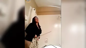 بت عربيه ملبن على الاخر قالعه هدومها وتعرض البزاز الملبن