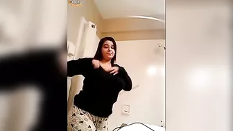 بت عربيه ملبن على الاخر قالعه هدومها وتعرض البزاز الملبن