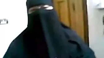 الشرموطة لابسه النقاب وتقوله صورني وانت بتنيكني