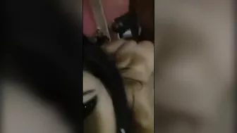 بت مولعه عشيقها مش راحم كسها على السرير ويضرب طيزها