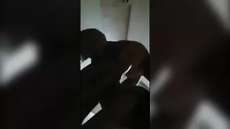 بت مولعه عشيقها مش راحم كسها على السرير ويضرب طيزها