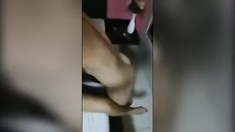 بت مولعه عشيقها مش راحم كسها على السرير ويضرب طيزها