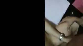بت مولعه عشيقها مش راحم كسها على السرير ويضرب طيزها
