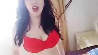 قحبه عربيه ممحونه حبيبها بيصورها قبل نيكها على سريرها