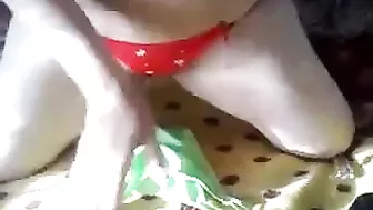 قحبه عربيه ممحونه حبيبها بيصورها قبل نيكها على سريرها