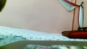 لبوه مربربه مبسوطه وعشيقها راكبها على السرير وينيك طيزها