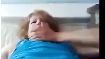 عراقية حبيبها بيقفش بزازها الكبيرة وينيك كسها بعنف