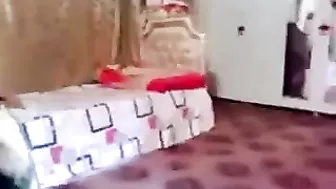 طيزها كبيرة حبيبها ينيكها على الواقف وهي تحضنه