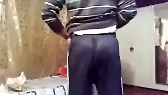 طيزها كبيرة حبيبها ينيكها على الواقف وهي تحضنه