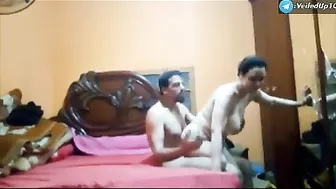 لبوه مصريه جامده الواد واخدها على حجره ونازل نيك فيها